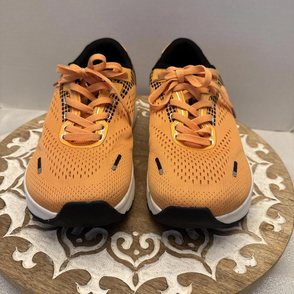 Jackshibo Men’s Orange Wide Toed Box Sneakers Size 9